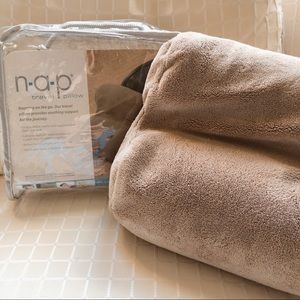Nap/Brookstone Travel Pillow